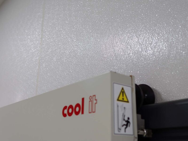 Detailaufnahme einer Cool-it Betriebsraum-Schiebetür mit Laufsystem und hygienischer GFK-Sandwichpaneelwand im neuen Biogena Produktionsbetrieb.