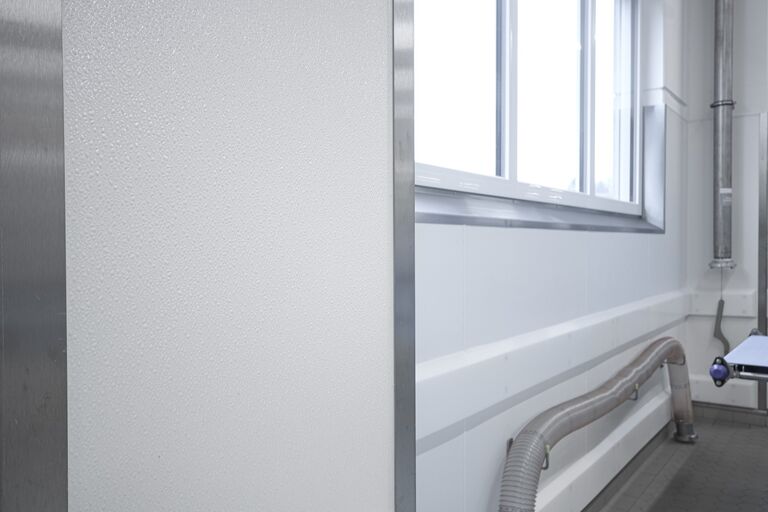 GFK-Paneel mit Edelstahl-Fensteranschluss im Detail