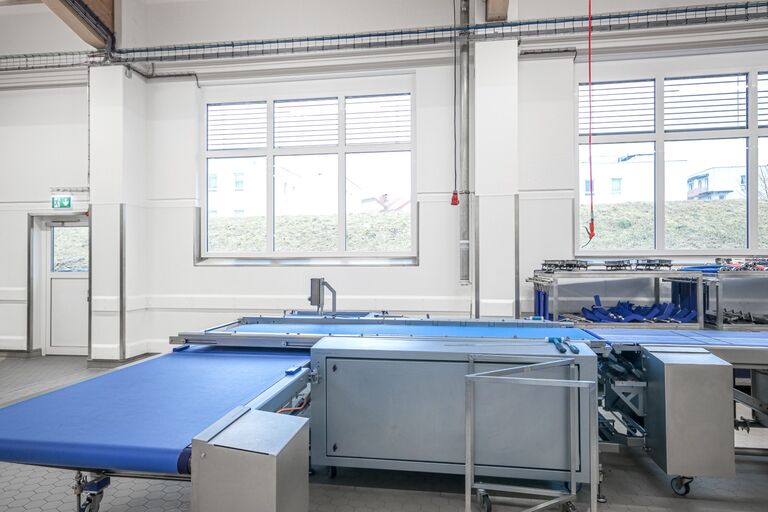 Produktionsraum mit Förderbändern und GFK-Wandpaneelen