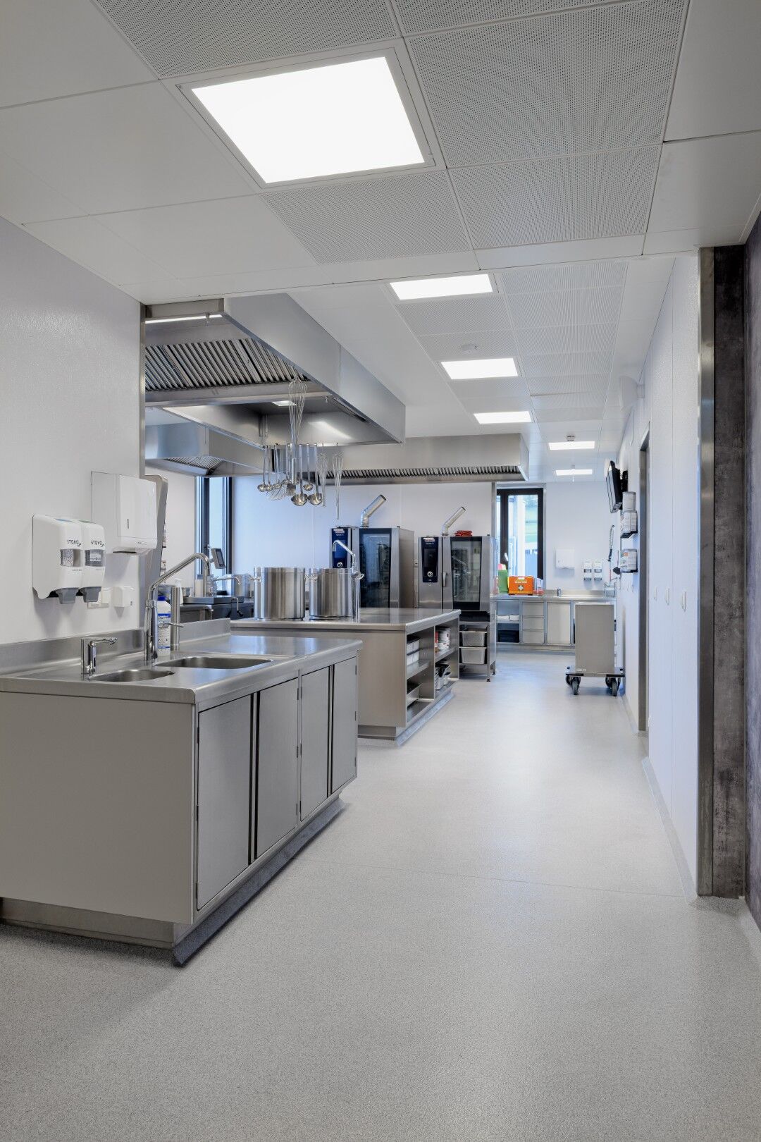 Großküche mit GFK-Wand- und Deckenverkleidung