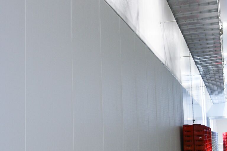 Lange GFK-Wandverkleidung mit Rammschutz