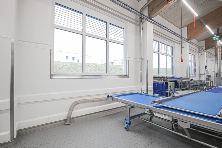 GFK-Wandverkleidung mit Fensterband in der Produktion